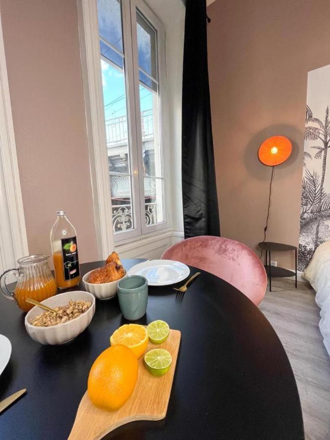 Suite Petraa Лион Екстериор снимка