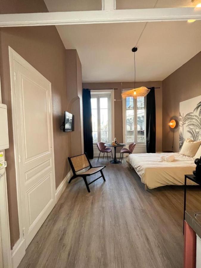 Suite Petraa Лион Екстериор снимка